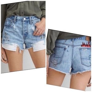 AMERICAN EAGLE - Blue Light Wash Vintage Hi Rise Artwork Festival Denim Shorts